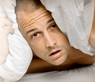 αναστατωμένος άντρας που θέλει να μεγεθύνει το πέος του