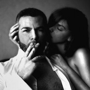 γυναίκα και βάναυσος άνδρας που μεγάλωσε το πέος του